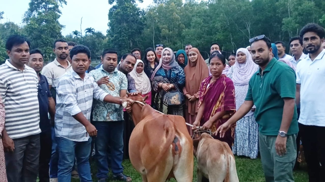 নিহত নারায়ণ কোচের পরিবারের পাশে ফাউন্ডেশন, দেয়া হলো গাভী